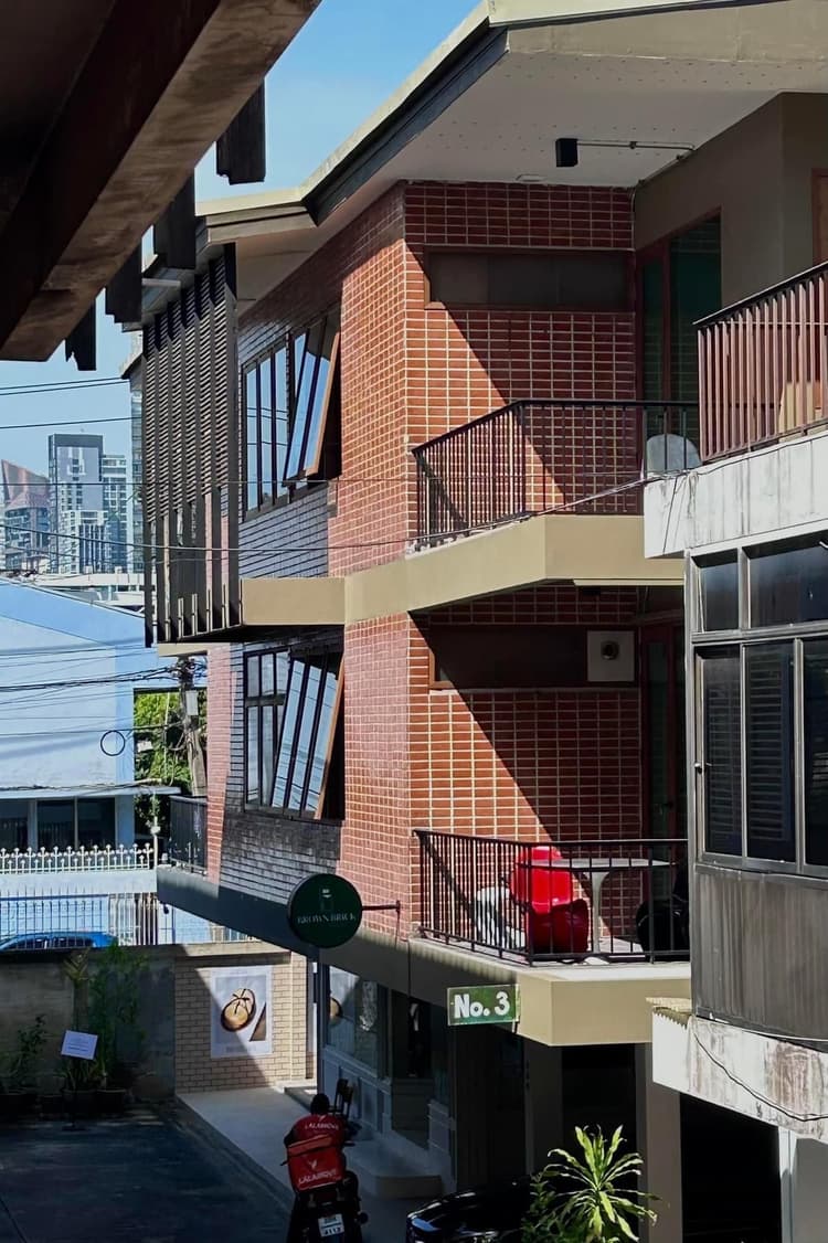 Brown Brick Thonglor main view