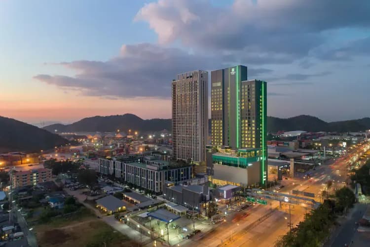 Holiday Inn and Suites Siracha Leamchabang main view