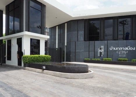 Baan Klang Muang Vibhavadi main view