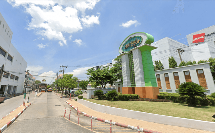 Ladawan Village Srinakarin main view