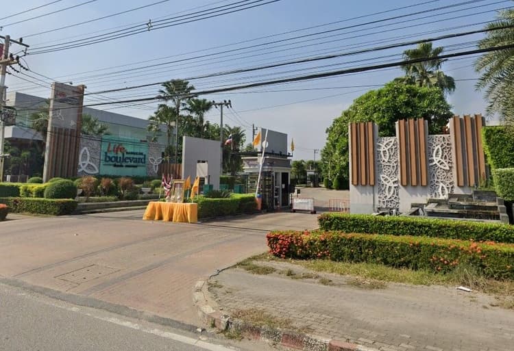 Life Bangkok Boulevard Pinklao-Petchkasem main view