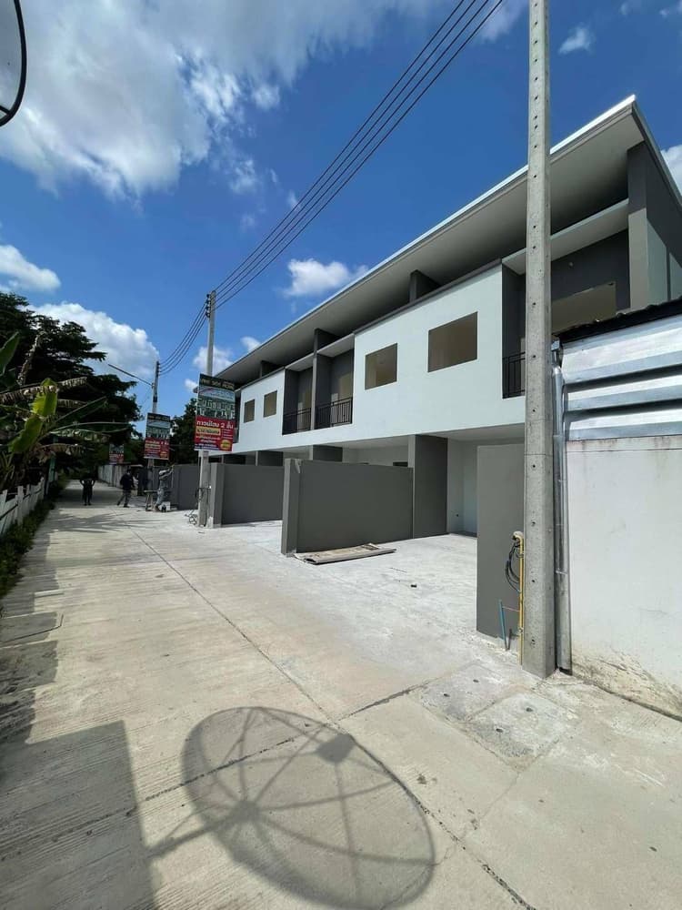 Lake Side Home Mabprachan main view