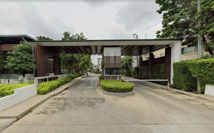 Town Avenue Rama2 main view