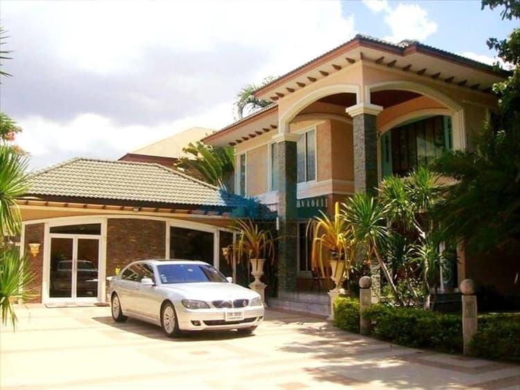 Casa Ville in Lat Prao main view