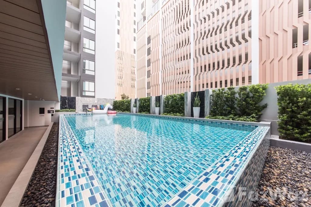 Notting Hill Jatujak Interchange